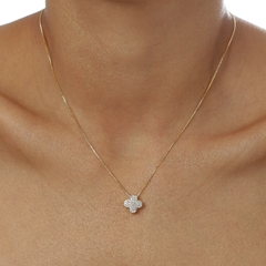 Colar delicado com pingente cravejado de zircônias em formato de trevo, banhado a Ouro 18k ou Ródio Branco.