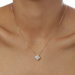Colar delicado com pingente cravejado de zircônias em formato de trevo, banhado a Ouro 18k ou Ródio Branco.