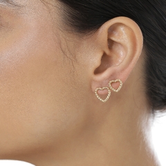 Duo de brincos banhados em Ouro 18k com formato de coração e detalhes trabalhados.