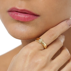 Anel liso, banhado a Ouro 18k, com detalhe cravejado em zircônia. 