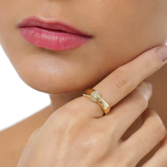 Anel liso, banhado a Ouro 18k, com detalhe cravejado em zircônia. 
