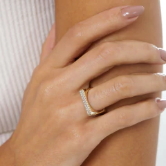 Anel quadrado, banhado a Ouro 18k, cravejado com zircônias.