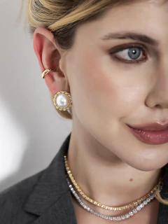 BRINCO BOTÃO PÉROLA TORCIDO - Adrélle Semijoias