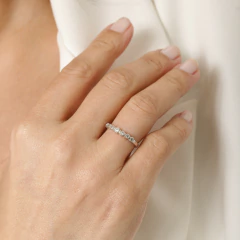 ANEL MEIA ALIANÇA COM ZIRCONIAS RODIO na internet