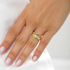 Anel liso com zirconia 