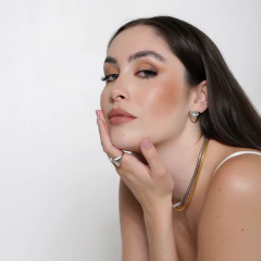 Brinco em Ródio Branco ou Ouro 18k em formato triangular.