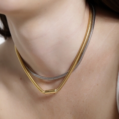 Roll chain necklace with a magnetic clasp in white rhodium and 18K gold.