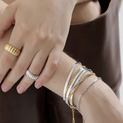 anel estiloso com design trabalhado, acessório banhado no ouro 18k e no ródio branco