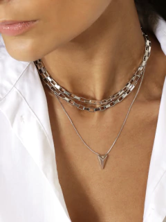 COLAR TRIANGULAR MINIMALISTA LISO DUNE on internet