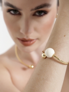 BRACELETE ESFERA RESINADA LIGHT CREAM on internet