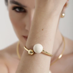 BRACELETE ESFERA RESINADA LIGHT CREAM