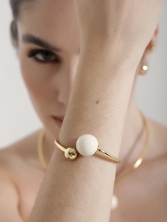 BRACELETE ESFERA RESINADA LIGHT CREAM - Adrélle Semijoias