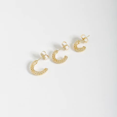 Trío de aros en oro 18K o rodio blanco con detalles en zirconia.
