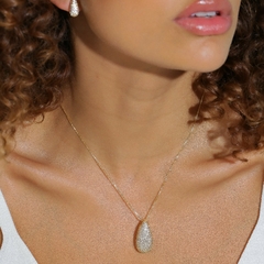 Conjunto de brinco, colar e pingente em formato gota cravejado em zircônias, banhado a Ouro 18k ou Ródio Branco.