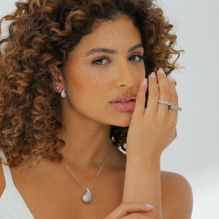 Conjunto com par de brincos, colar e pingente, todos no formato de gota orgânica cravejada com zircônias, banhado a Ouro 18k ou Ródio Branco.