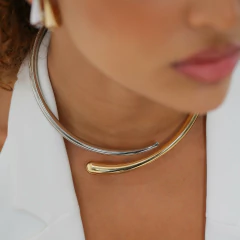 Choker de aro rígido e liso, banhado em Ouro 18k, Ródio Branco ou Bicolor, de Adrélle Semijoias.