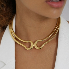 Choker formato aro, lisa, com duas pontas vazadas, banhado a Ouro 18k ou Ródio Branco.