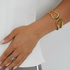 Bracelete Duo Max dourado, com design moderno e orgânico, banhado a Ouro 18k ou Ródio Branco.
