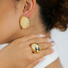 Brinco redondo grande com detalhes texturizados, banhado a Ouro 18k ou Ródio Branco.