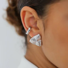 BRINCO TRIANGULAR TEXTURIZADO - Adrélle Semijoias