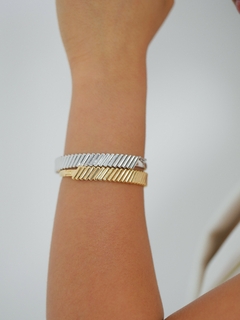 BRACELETE ICONIC TEXTURIZADO en internet