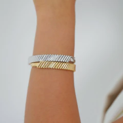 Bracelete, banhado a Ouro 18k ou Ródio Branco, com detalhe texturizado.