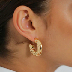 Argola grande, formato tubo e detalhe torcido, banhada a Ouro 18k ou Ródio Branco.