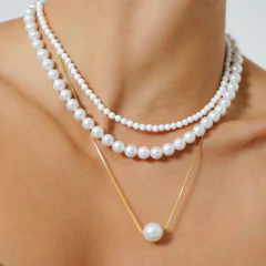 Colar delicado, banhado a Ouro 18k, com pérola de pingente.