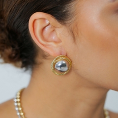 Brinco botão entrelaçado com design elegante, detalhes em Ouro 18k e Ródio Branco.
