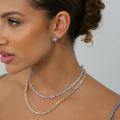 Brinco ponto de luz com cravação inglesa de zircônia, banhado a Ouro 18k ou Ródio Branco.