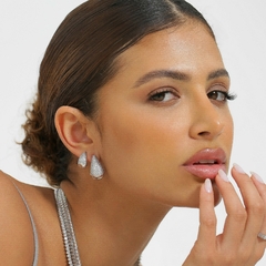 Brinco tamanho médio em formato gota, cravejado com zircônias, banhado a Ouro 18k ou Ródio Branco. 