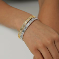 Bracelete liso, banhado a Ouro 18k ou Ródio Branco, com flores cravejadas em zircônias.