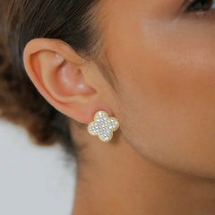 Brinco em formato de trevo cravejado com zircônias, banhado a Ouro 18k ou Ródio Branco.