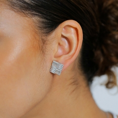BRINCO QUADRADO TRABALHADO COM ZIRCONIA - Adrélle Semijoias