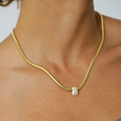 Colar tipo malha, banhado a Ouro 18 ou Ródio Branco, com pingente quadrado pequeno e cravejado com zircônias.