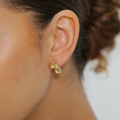 Brinco pequeno com gota dupla, lisa, banhado a Ouro 18k ou Ródio Branco.