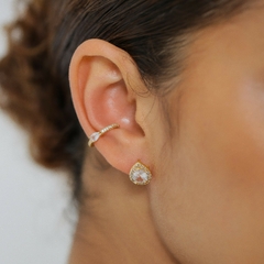 Piercing fake delicado, com detalhes cravejados e gota pequena em zircônia, banhado a Ouro 18k ou Ródio Branco.
