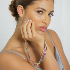 Colar tipo choker, banhado a Ouro 18k ou Ródio Branco, com toda a volta composta por zircônias coloridas. 