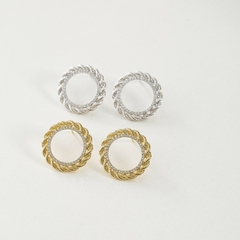 BRINCO CIRCULO TRABALHADO COM ZIRCONIAS - Adrélle Semijoias
