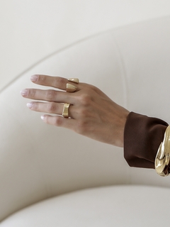 ANEL ONDULADO MUSE BANHADO OURO 18K