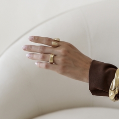ANEL ONDULADO MUSE BANHADO OURO 18K na internet