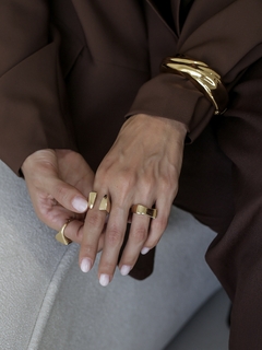 ANEL ONDULADO MUSE BANHADO OURO 18K na internet