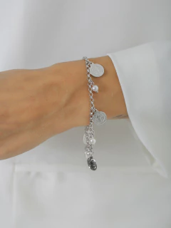 PULSEIRA MINI MEDALHAS SÃO VENTO E PÉROLAS - tienda online