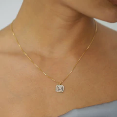 Colar quadrado cravejado 