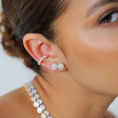 Brinco banhado a Ouro 18k ou Ródio Branco com formato flor, cravejado com zircônias brilhantes, de Adrélle Semijoias.