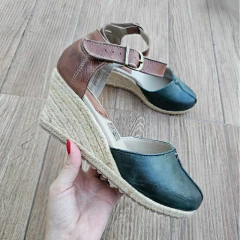 SANDALIA ANABELA FECHADA EM COURO ARTESANAL - 713