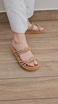 SANDALIA RASTEIRA FEMININA COM PEDRARIA DOCE MACA - E153PP - comprar online