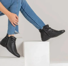 BOTA CANO CURTO EM COURO COM ZIPER LATERAL PERLATTO - ANG820