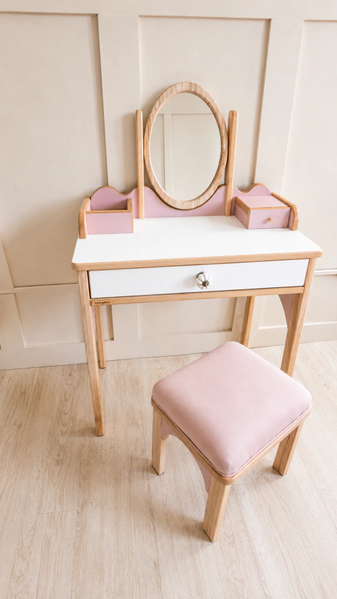Tocador infantil de madera modelo Nube en tono rosa y blanco con espejo ovalado y banqueta tapizada