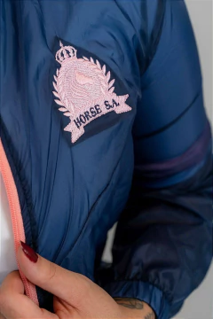 Casaco Corta-vento Hipismo Azul Marinho com Rosé Horse SA - Horse S.A.
